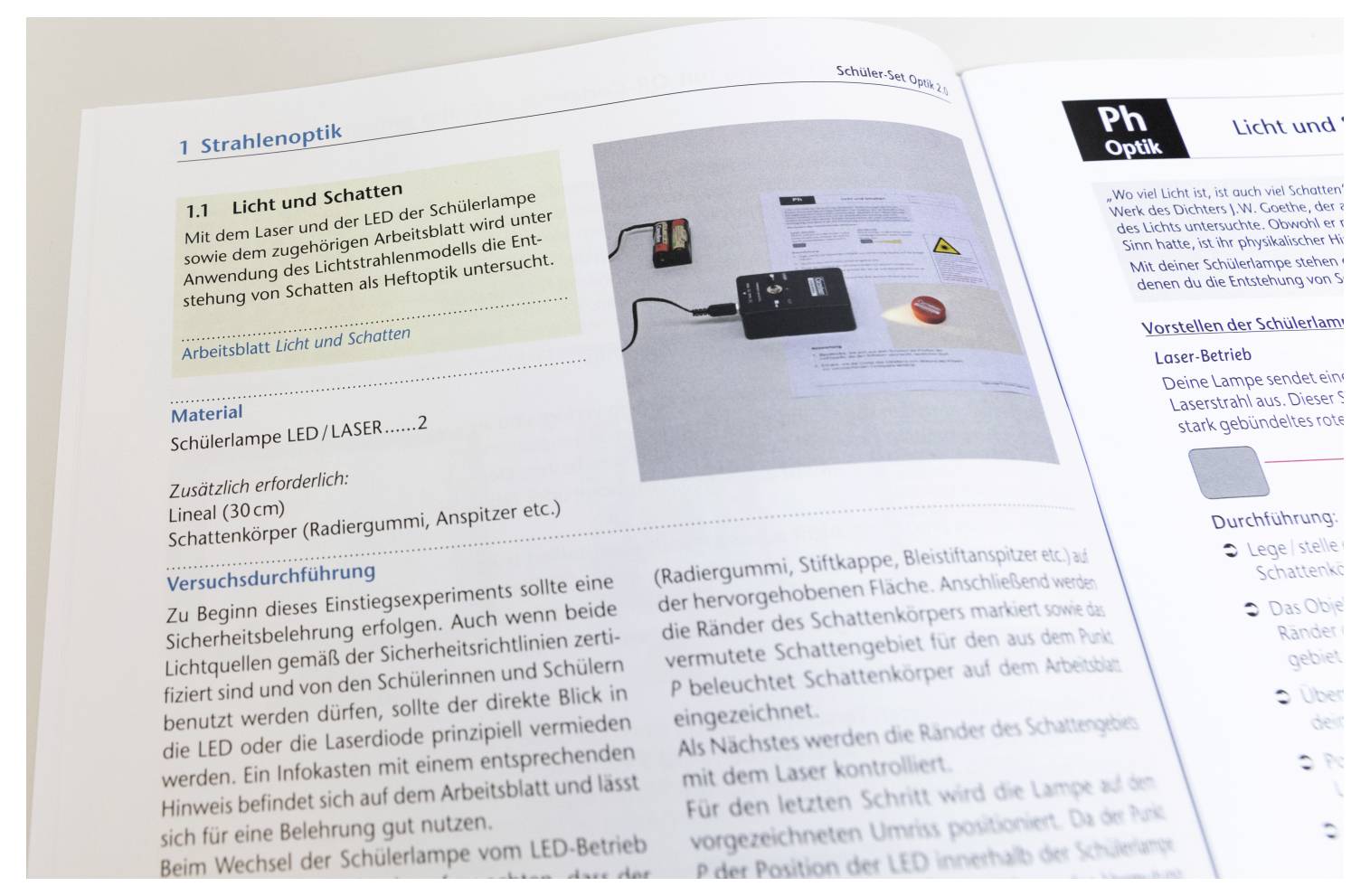 'Strahlenoptik' science textbook page showing an experiment setup for light and shadow using a school lamp and laser. Includes materials list and procedure.