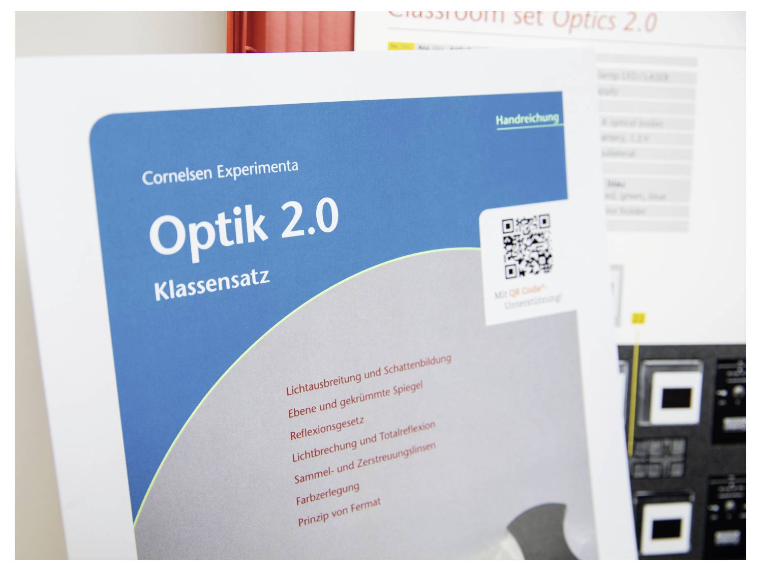 Cover of 'Optik 2.0 Klassensatz' manual, featuring topics like diffraction and Fermat's principle, with QR code for digital access.