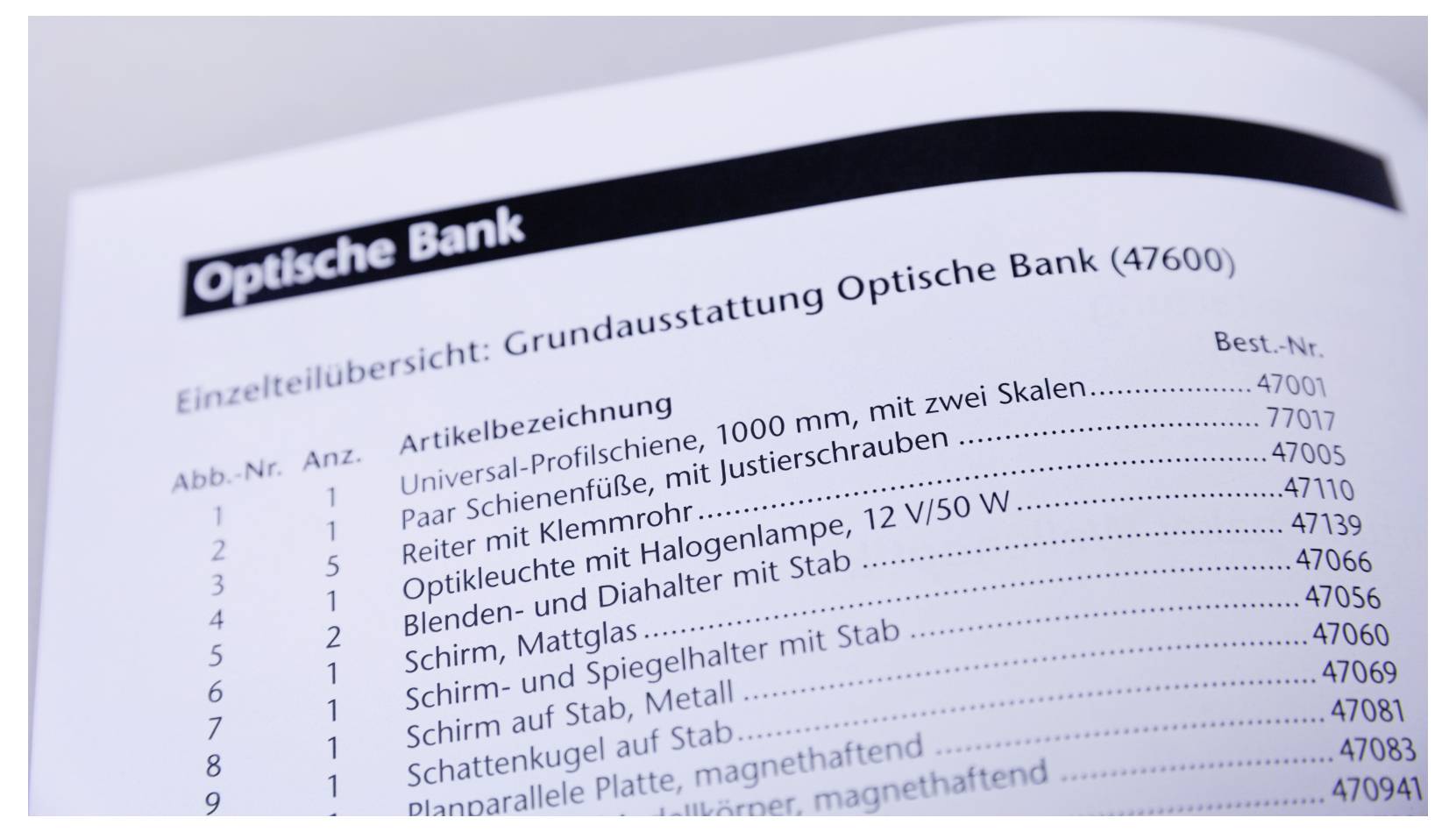 'Optische Bank - Einzelteillübersicht: Grundausstattung Optische Bank (47600).' A list of parts with article numbers and quantities.