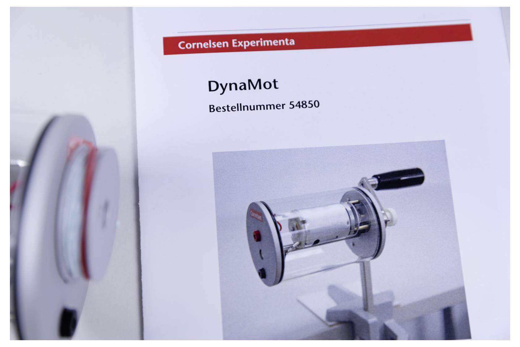 A pamphlet for 'DynaMot', number 54850, from Cornelsen Experimenta, featuring an image of a cylindrical experimental device.