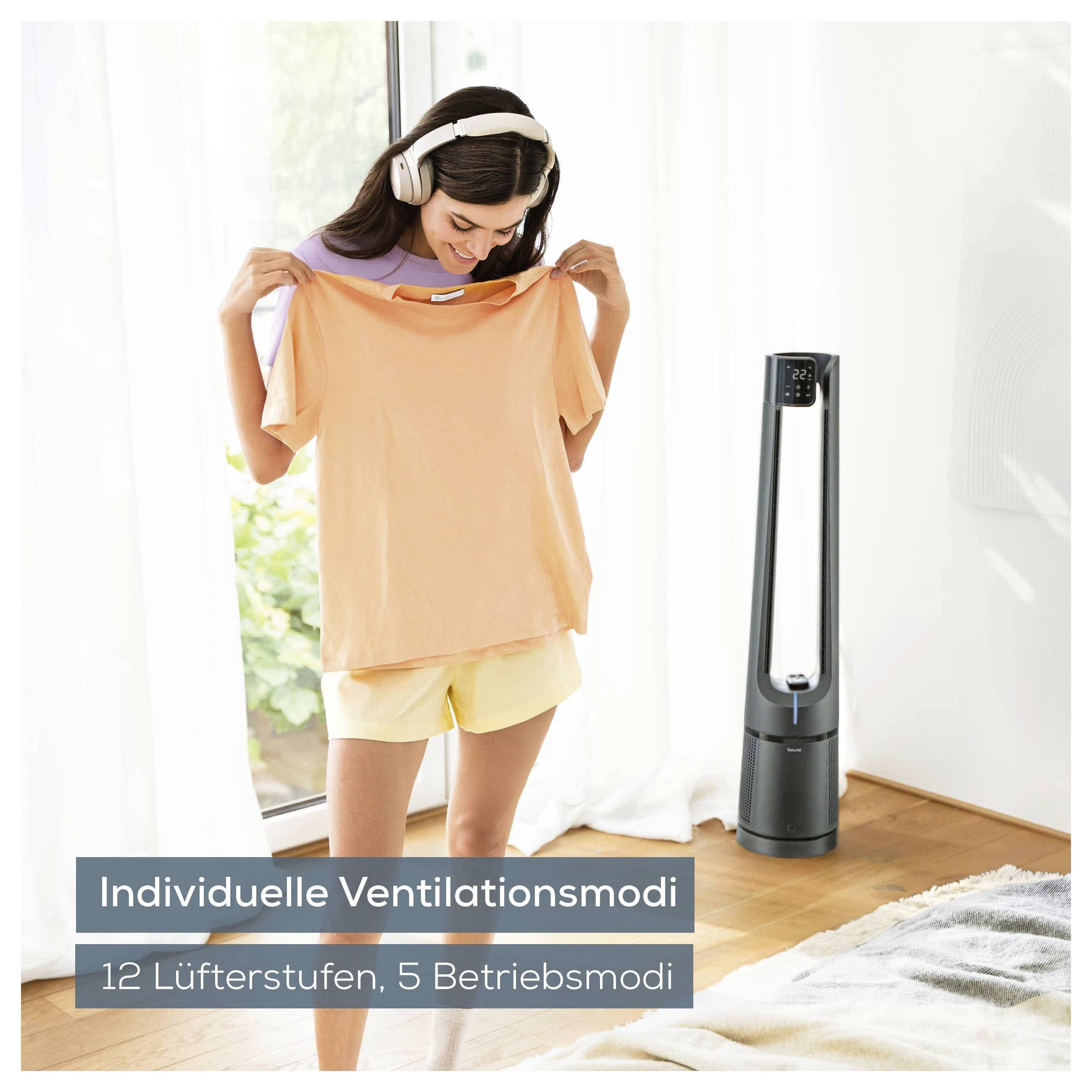 A person enjoys music on headphones while standing near a tall fan. Text reads 'Individuelle Ventilationsmodi, 12 Lüfterstufen, 5 Betriebsmodi.'