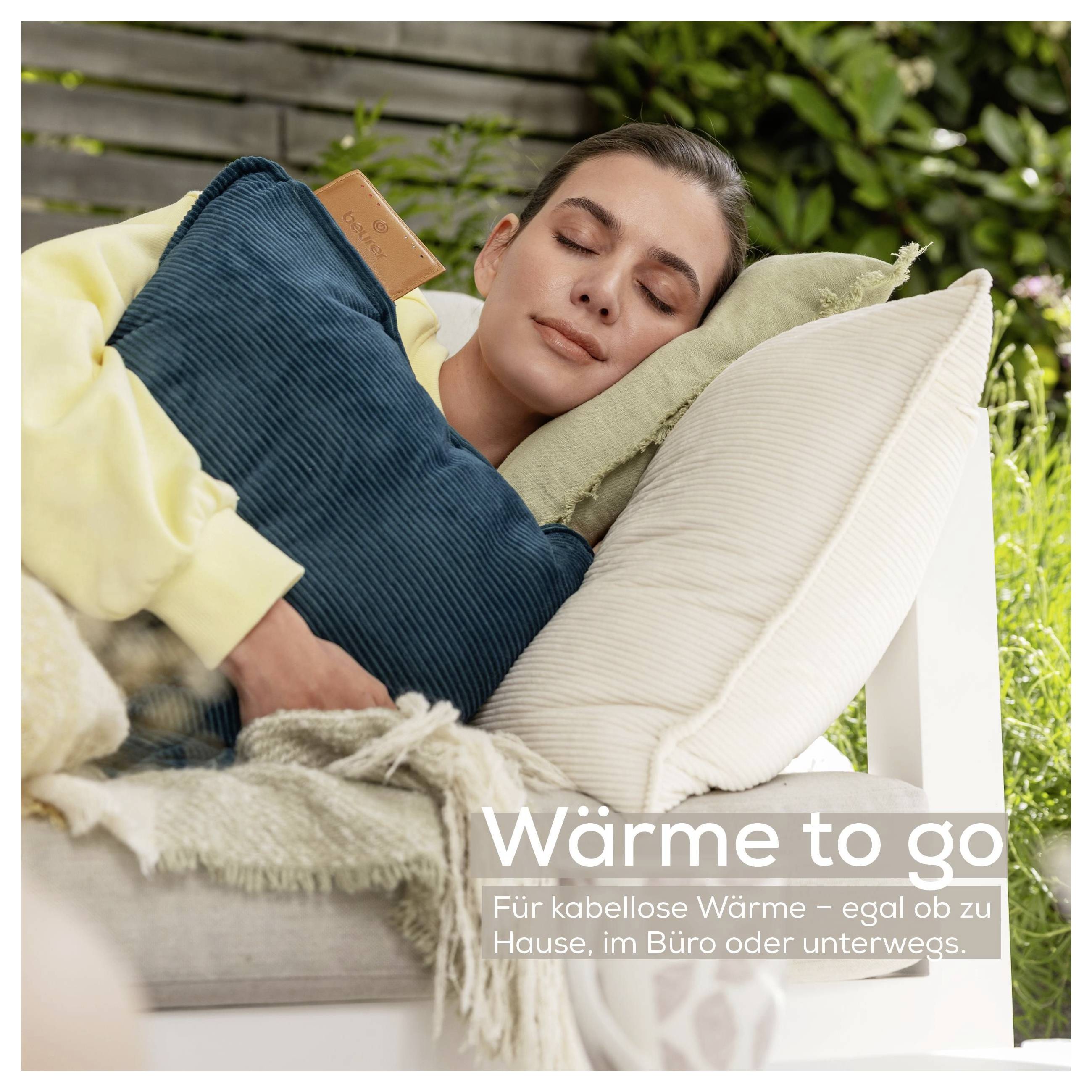 A person relaxes on a couch outdoors, holding a blue pillow, eyes closed, with a peaceful expression. Text in German mentions portability.