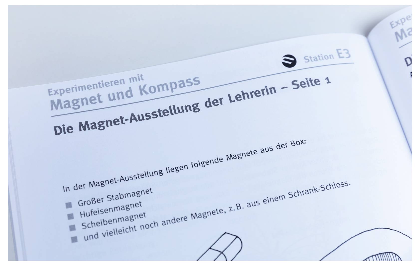 'Die Magnet-Ausstellung der Lehrerin – Seite 1' describes various magnets like bar and horseshoe magnet as part of a science activity.