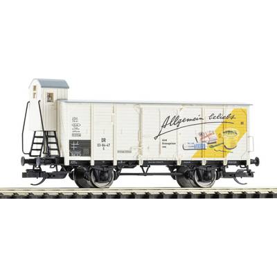 Model railroad boxcar with white sides and yellow end panel, marked 'Allgemein beliebt,' shown on tracks against a plain background.