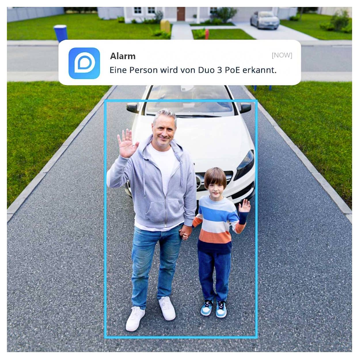 Security camera alert showing two people waving in a driveway before a parked car, with German text: 'Alarm. Eine Person wird von Duo 3 PoE erkannt.'<br>