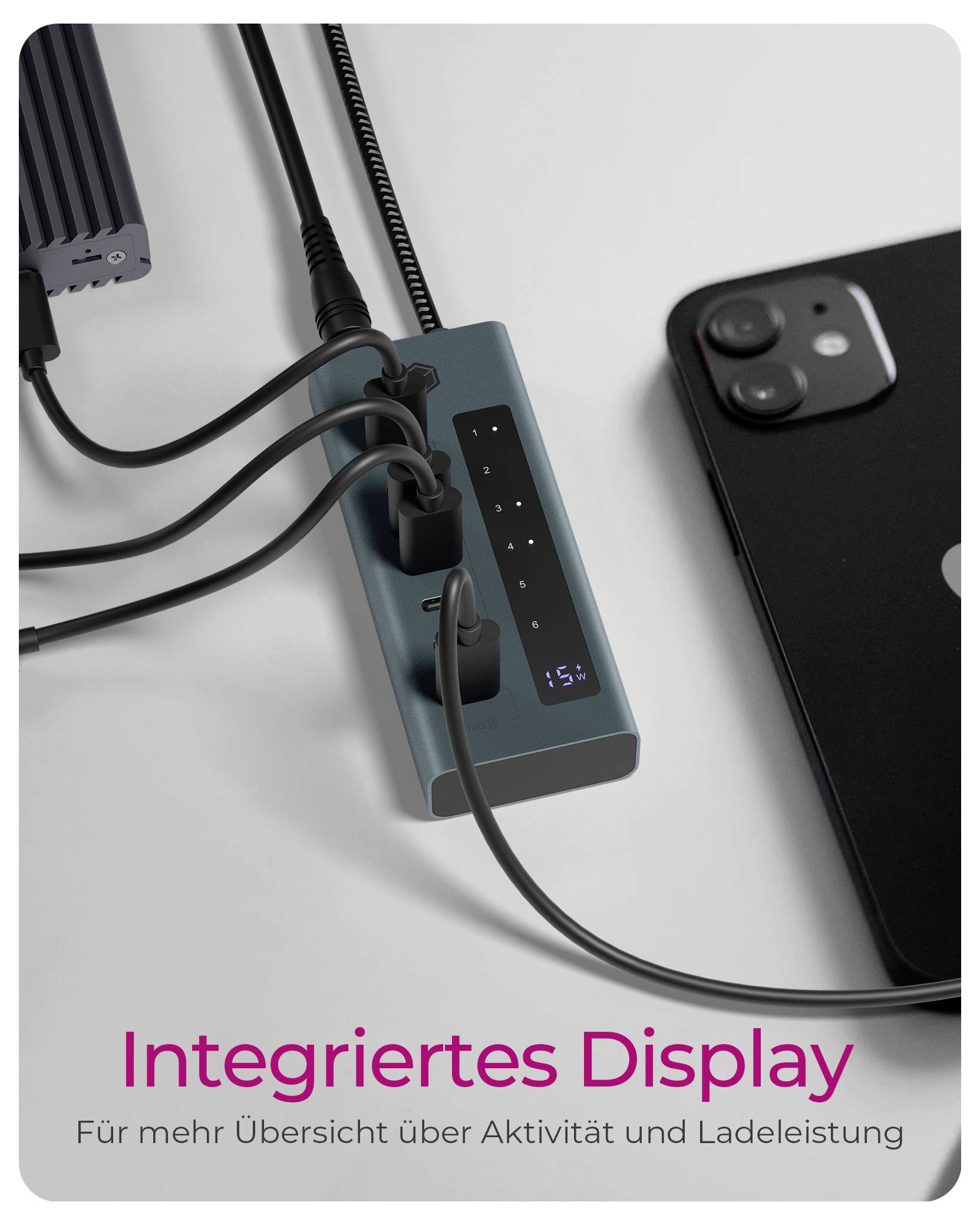 Power bank with integrated display and several connected charging cables beside a smartphone; text reads 'Integriertes Display' and 'Für mehr Übersicht über Aktivität und Ladeleistung'.
