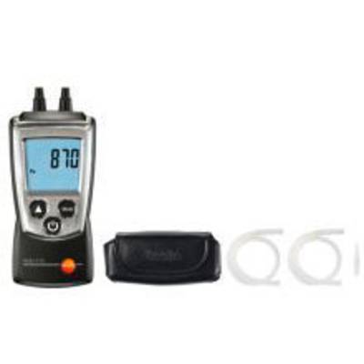 Digital measuring device with display reading '870'; two connections at the top. Beside it a black case and two transparent holders.