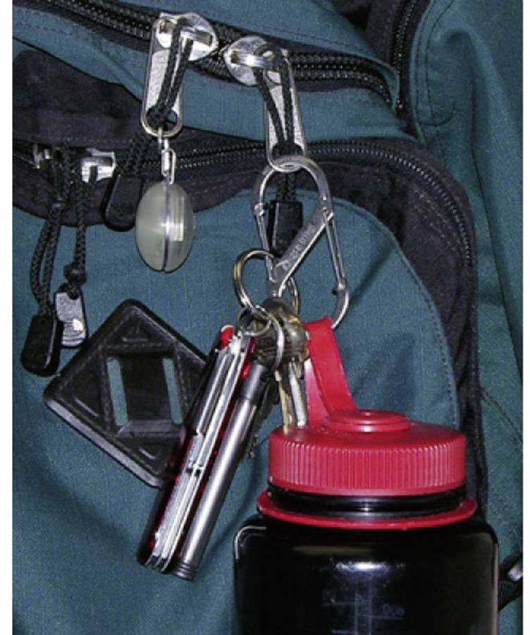 Rucksack with a bunch of keys attached to a carabiner and a red water bottle.