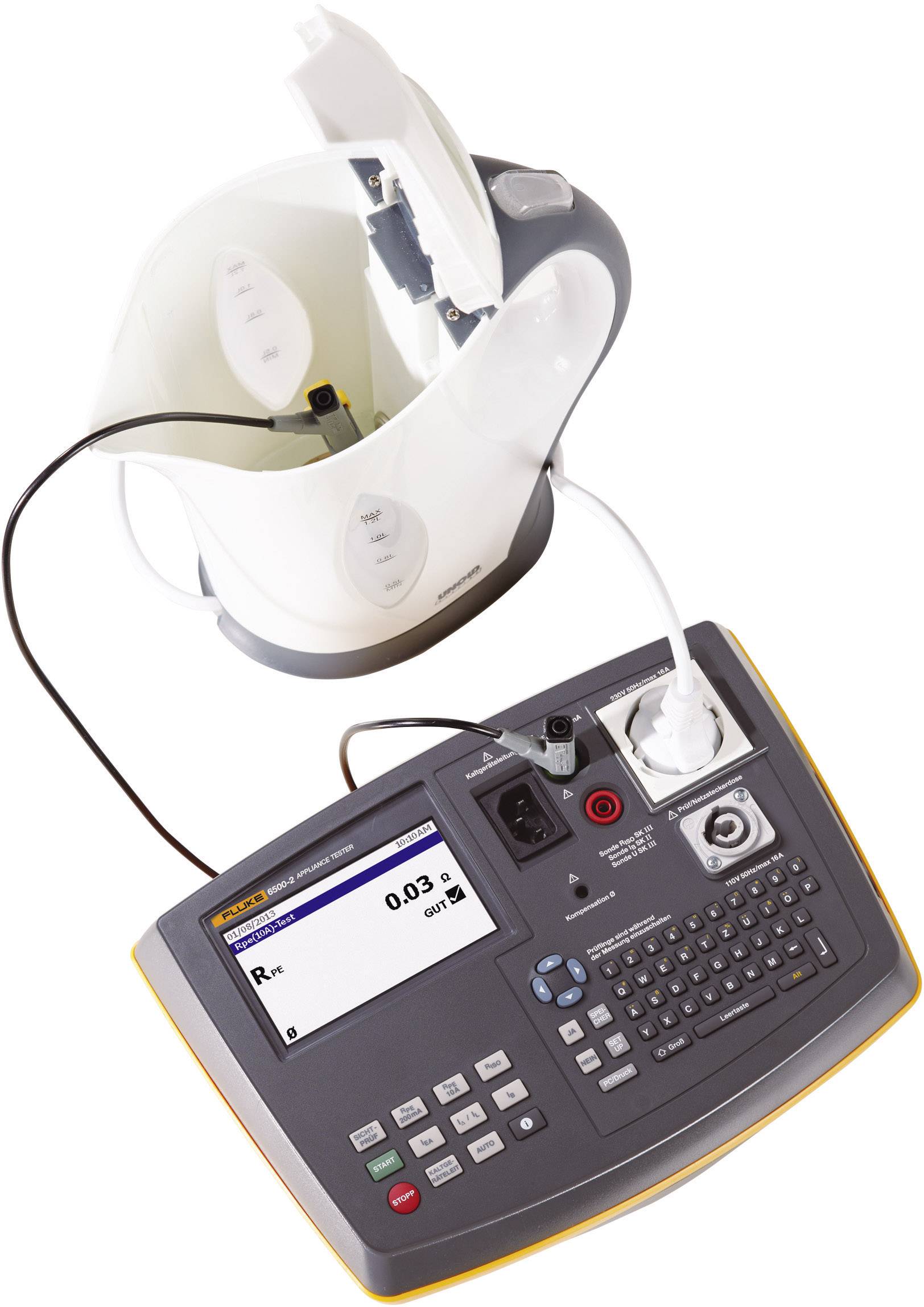 A kettle is standing on an electrical measuring device. The device measures energy consumption and displays a value of 0.03 kWh on the screen.