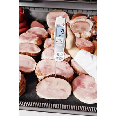 A hand holds a thermometer in a sliced piece of ham. The display shows 41.3 degrees Celsius.