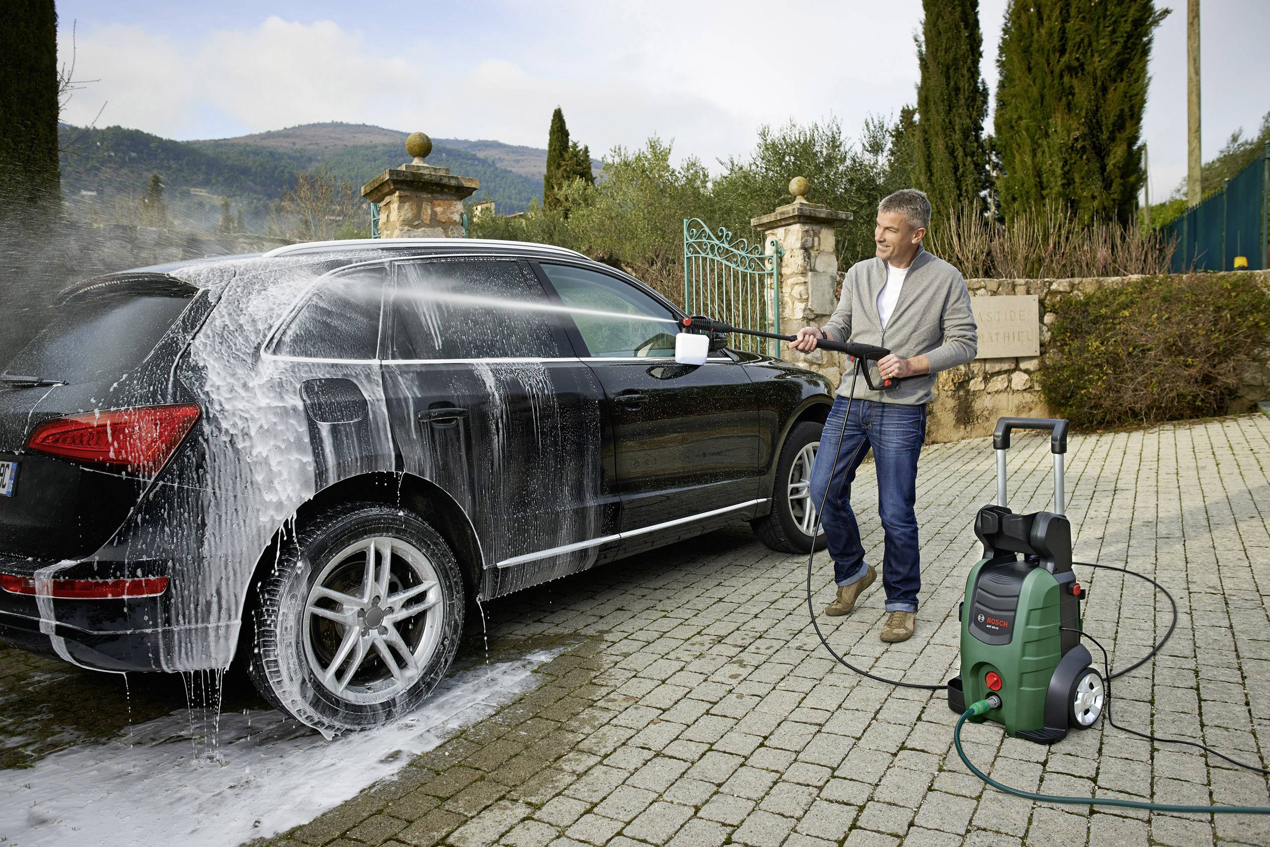 Мытье автомобиля мойкой высокого давления