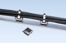 A metal bearer with three secured cables, held by metal clamps. A single cable clamp lies separately in front. Background in light blue.