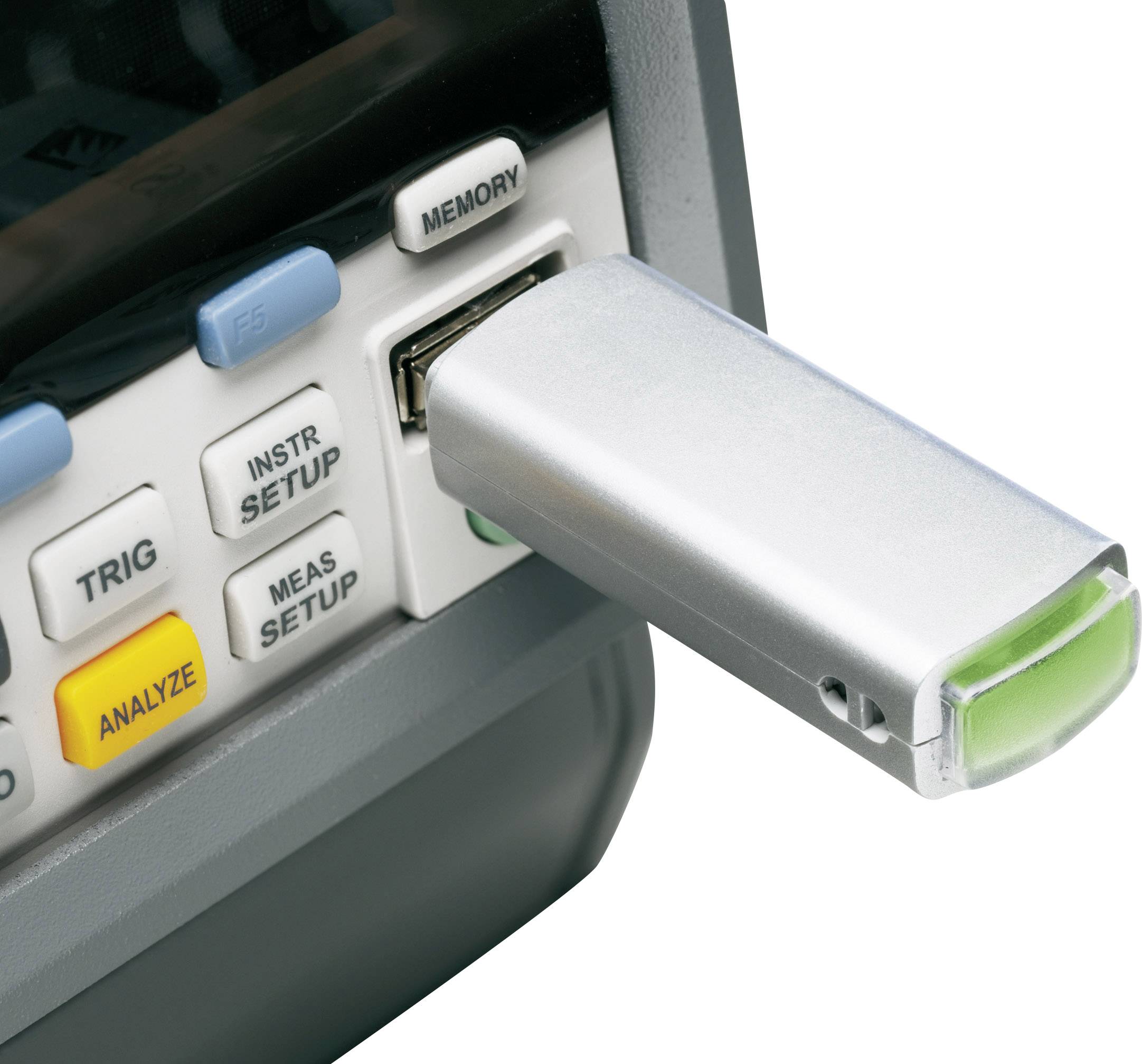 A USB drive is plugged into an electronic measuring instrument. On the right, there are buttons with labels such as 'ANALYSE' and 'MEMORY'.