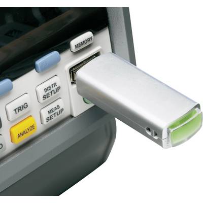 A USB drive is plugged into an electronic measuring instrument. On the right, there are buttons with labels such as 'ANALYSE' and 'MEMORY'.