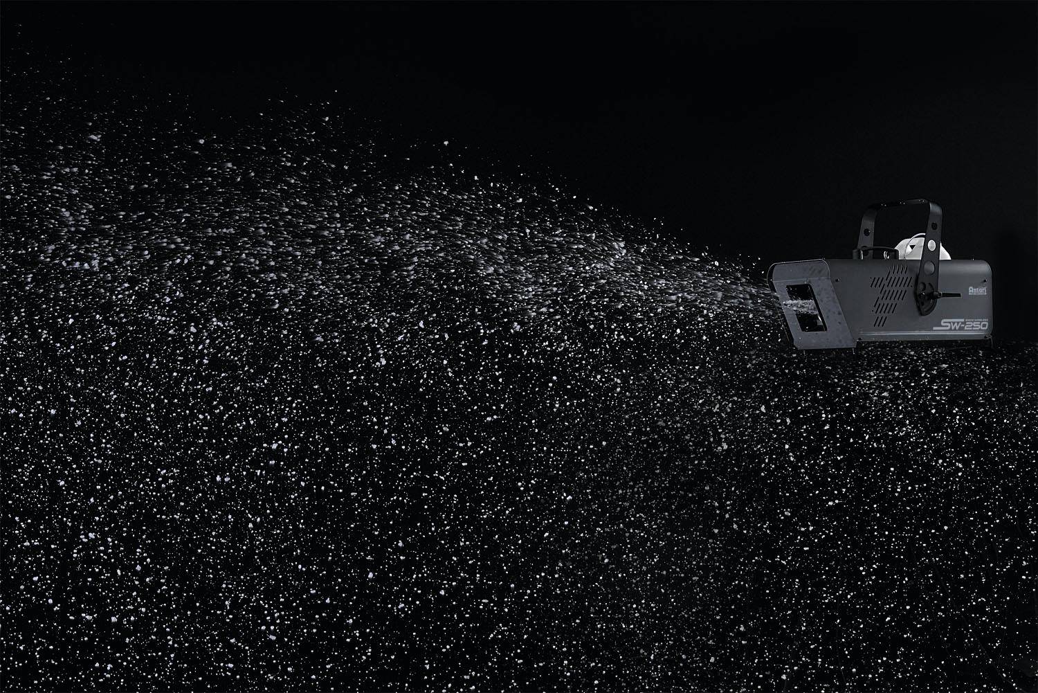 A black background with a light projector positioned on the right, emitting numerous small white light points, reminiscent of a starry sky.