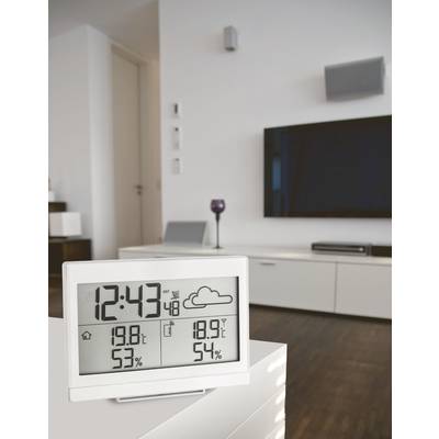 Digital thermometer in the living room shows an indoor temperature of 19.8°C, humidity at 53%, and a weather forecast with a cloud symbol.