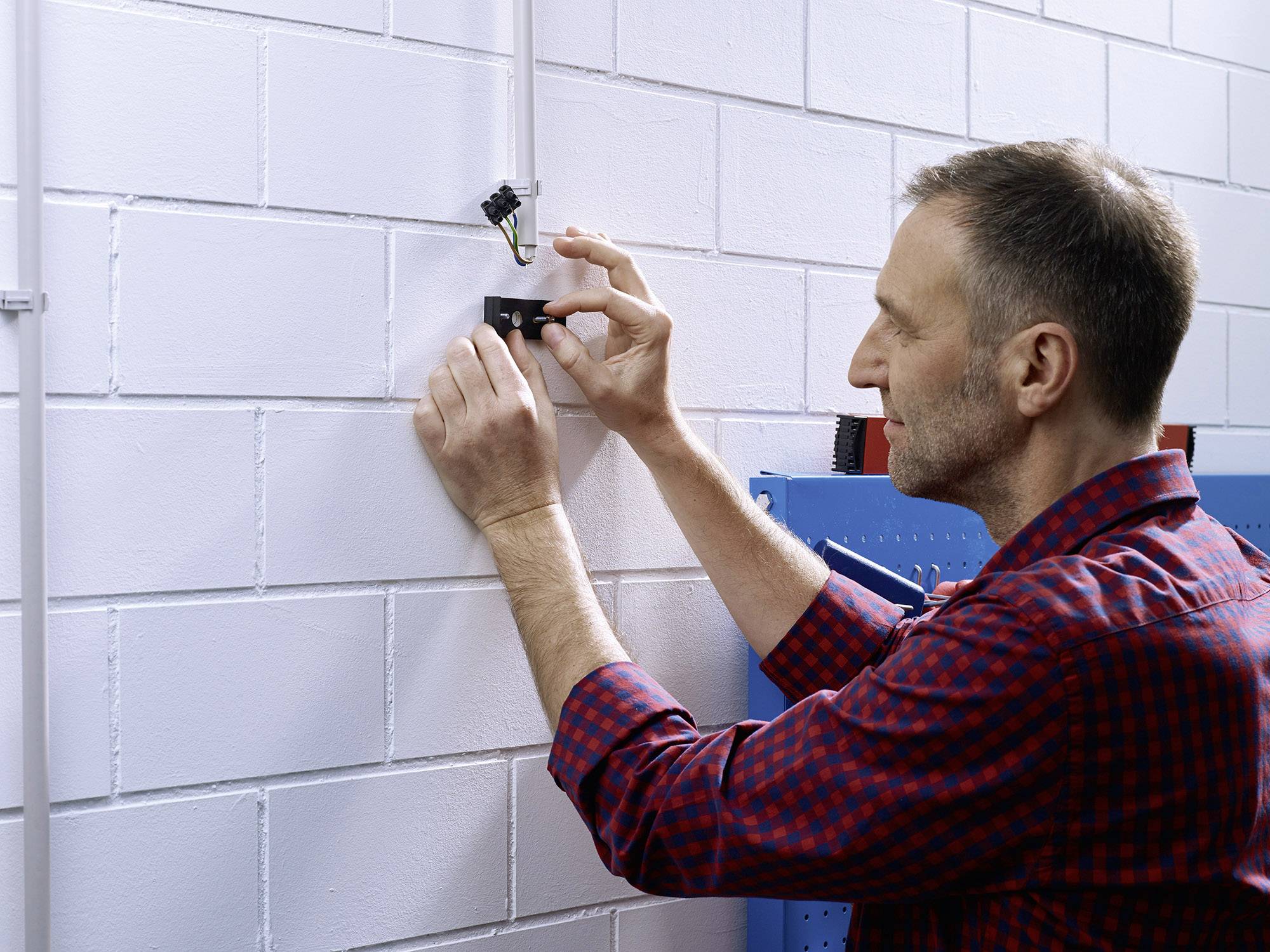 tesa 77901 Triangular adhesive screw Beige Content: 2 pc(s)-2