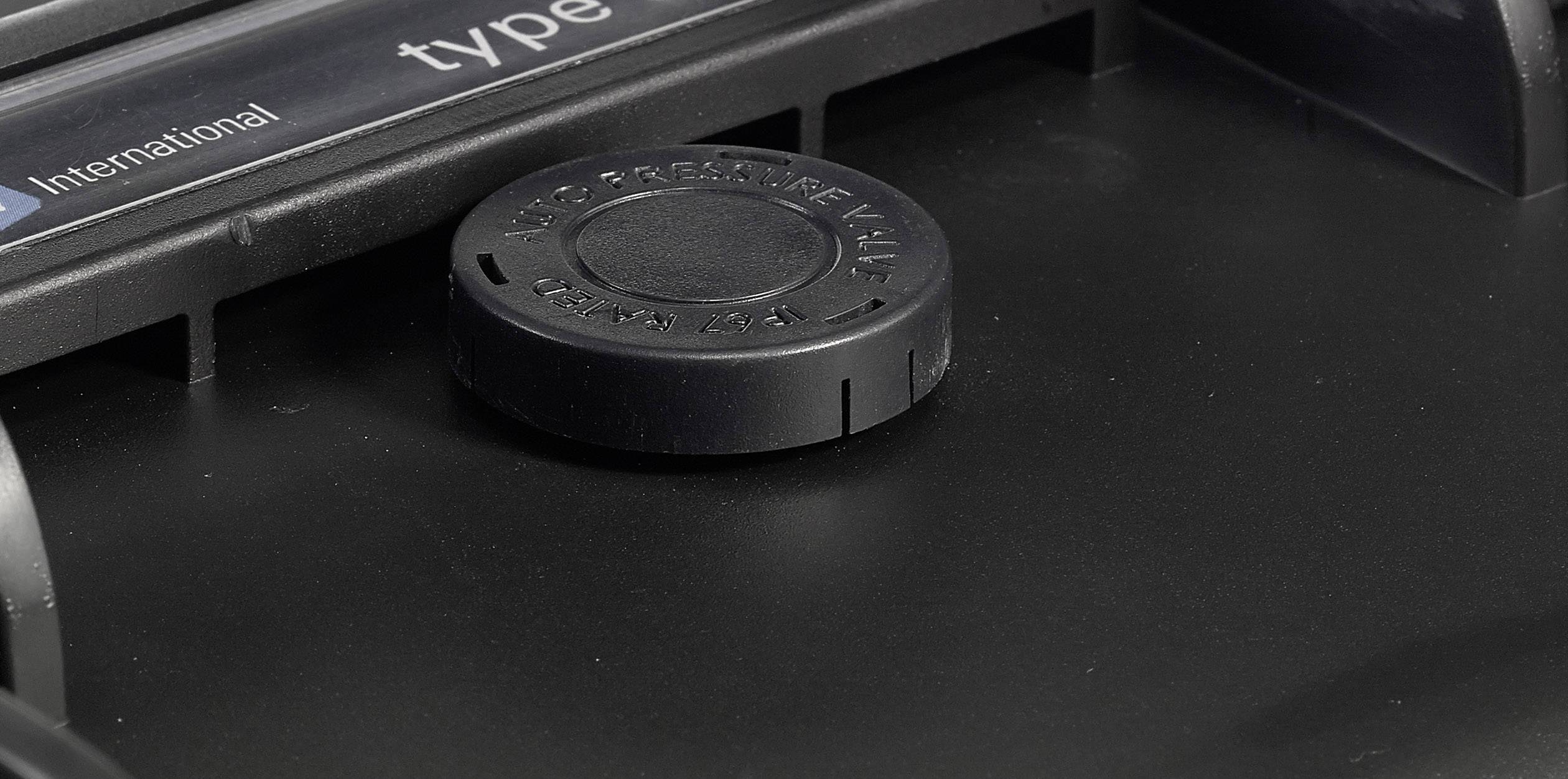 A black lid with the inscription 'ROCKINGER-VARIO' is located in a technical/mechanical environment.