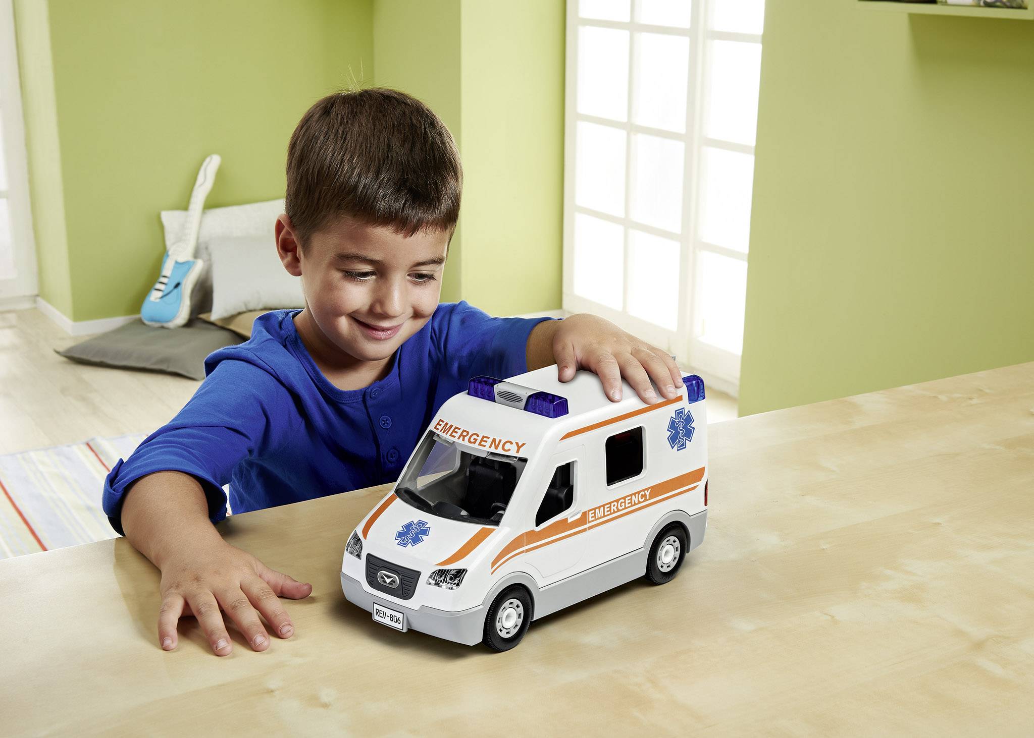 Мальчики играют в машины. Машина для детей. Машинки игрушки для мальчиков. Скорая машинки для детей. Детские машинки скорой помощи.