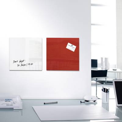 A desk with two pinboards on the wall; one white with the note 'Don't forget Dr. Müller 19.00' and one red.