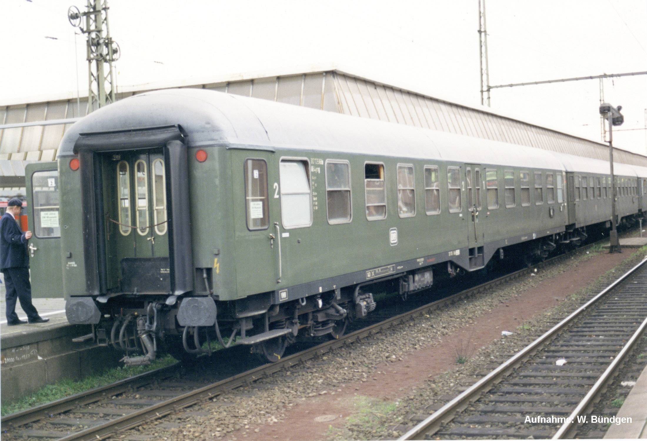 Piko H0 59681 H0 middle entry car of DB ABym 1. 2. Class
