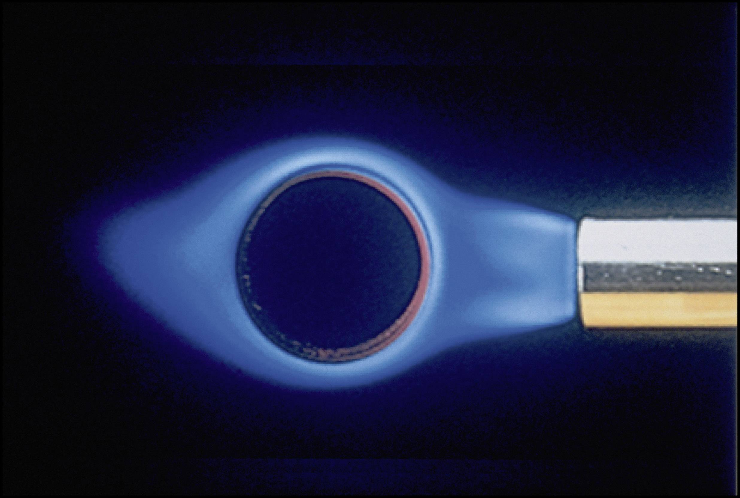A pipe is surrounded by a blue flame that burns evenly.