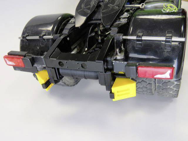 A model of a lorry rear shows the back view with red and yellow details and large tyres, suggesting a robust construction.