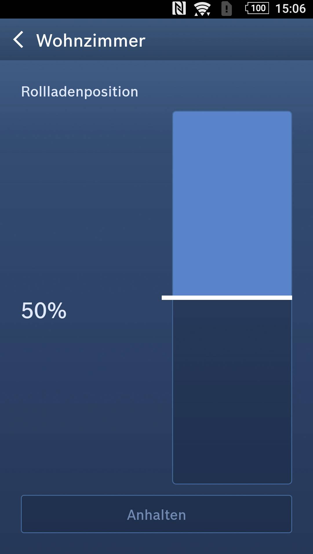 Screen display of an app for controlling roller shutters. The current position is at 50% in the living room. Display with options to pause the movement.