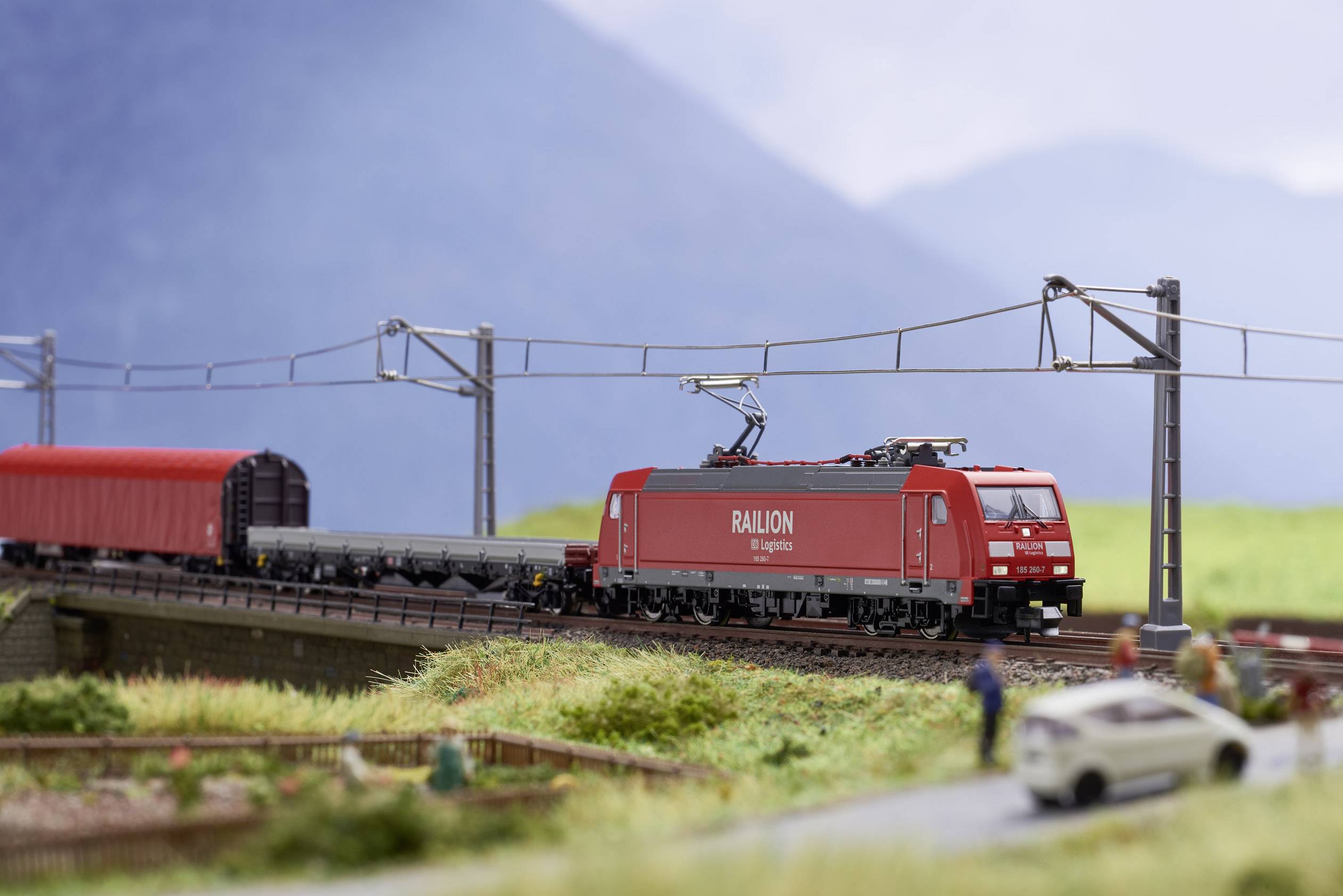 MiniTrix T11145 N digital starter set freight train of DB AG-1