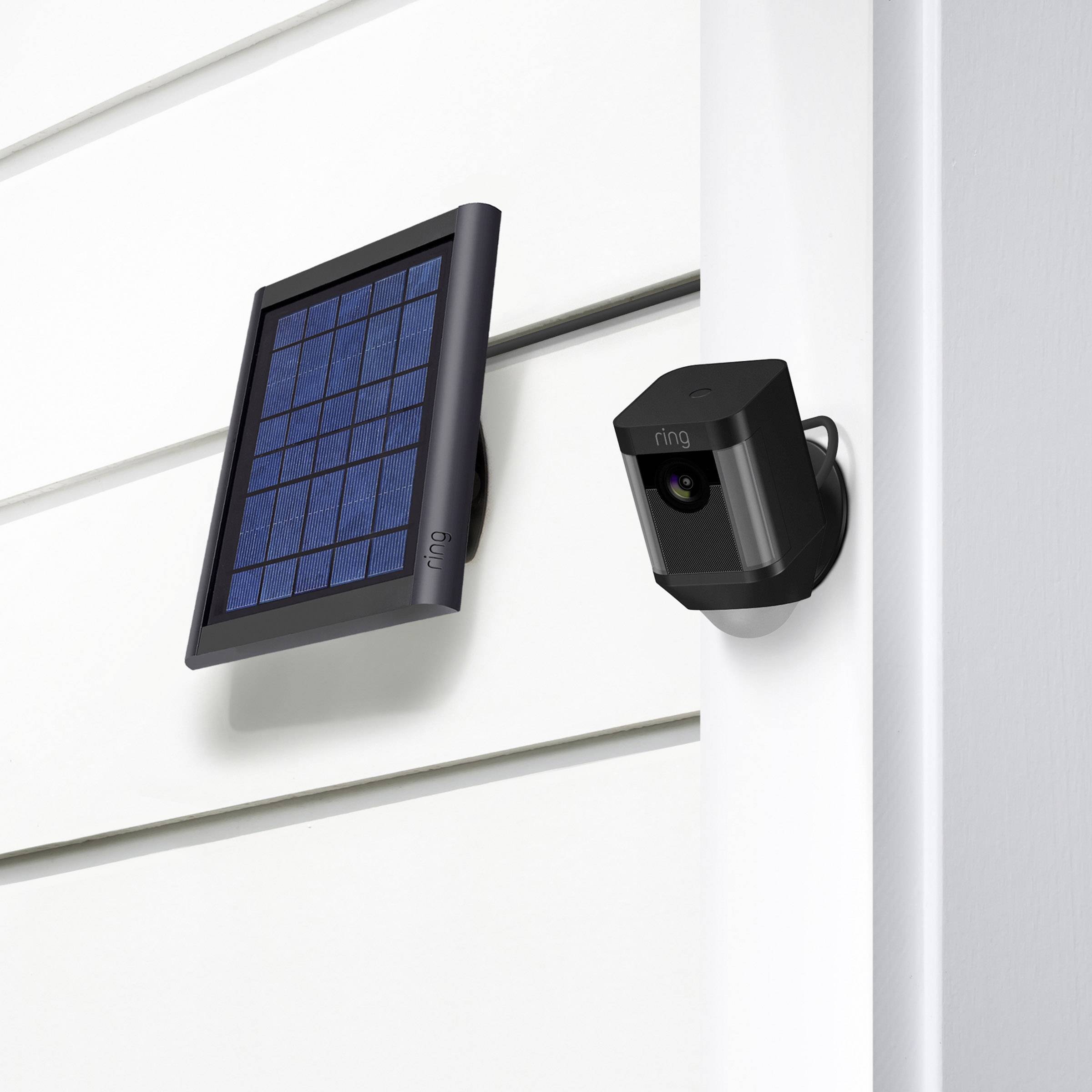 Camera with motion sensor and solar module mounted on a house wall, for video surveillance and power supply via sunlight.