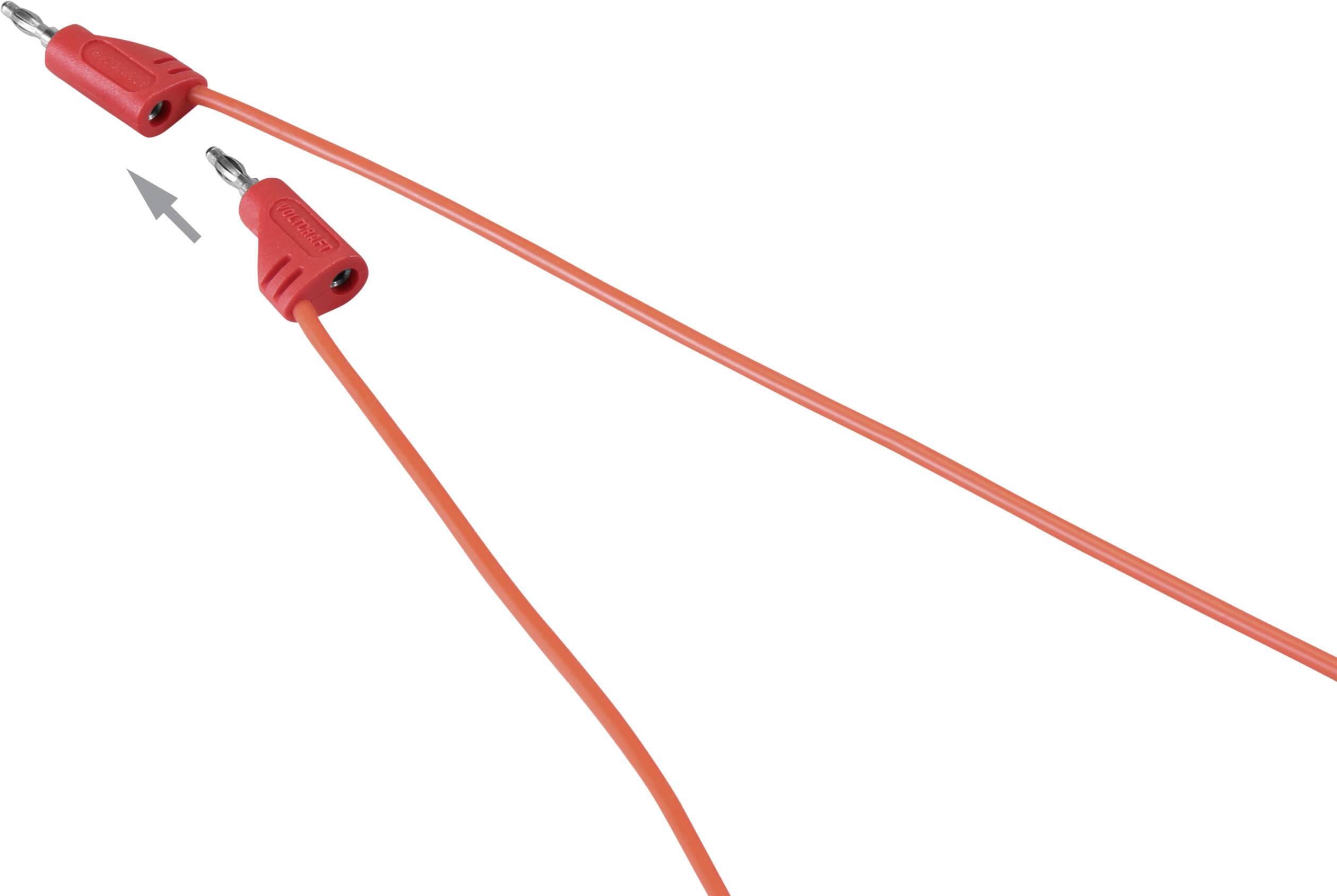 Two red banana plugs are connected along an orange cable. An arrow indicates the connection direction.