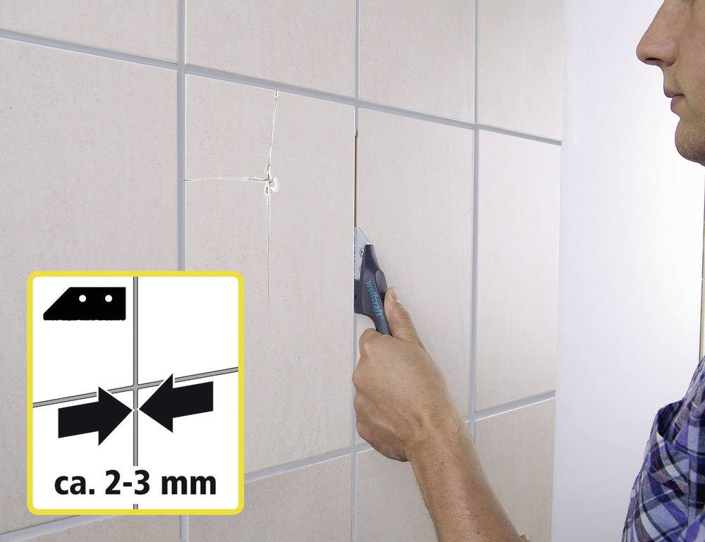 A person is removing a tile with a knife. The symbol shows a blade for grouting with approximately 2-3 mm width.