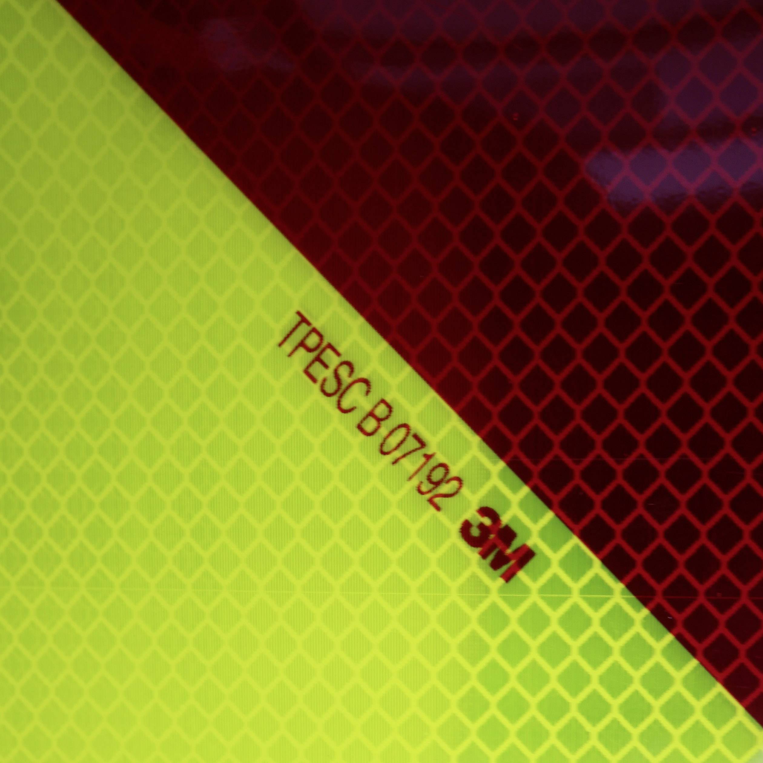 Reflective surface with red and yellow areas. The code 'TPESC B07192 3M' is engraved in the centre.