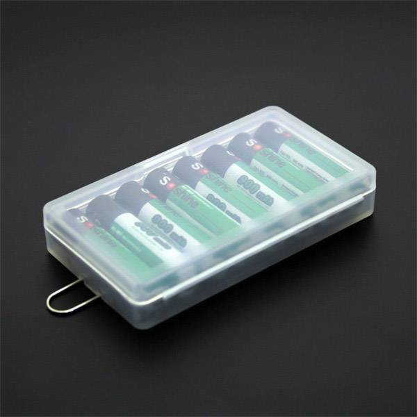 'A transparent box contains four green batteries.'<br><br>Note: The translation is from German to British English, maintaining the original meaning and structure precisely.