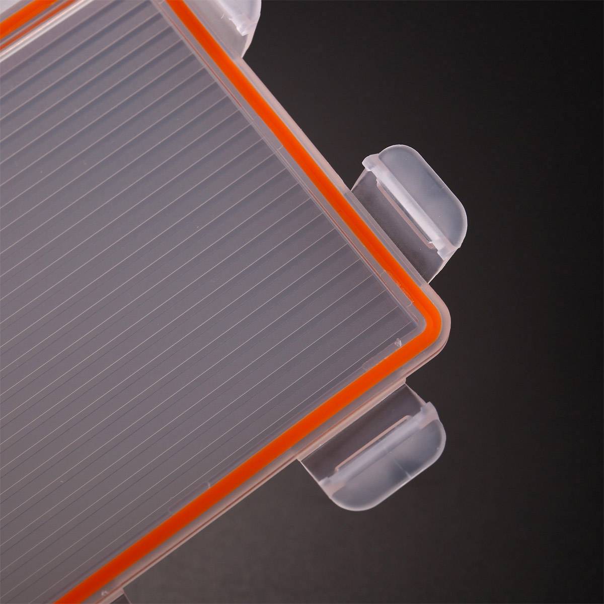 Irrigation cover with red silicone seals for a controlled ventilation system. Square, transparent, with ribbed structure.