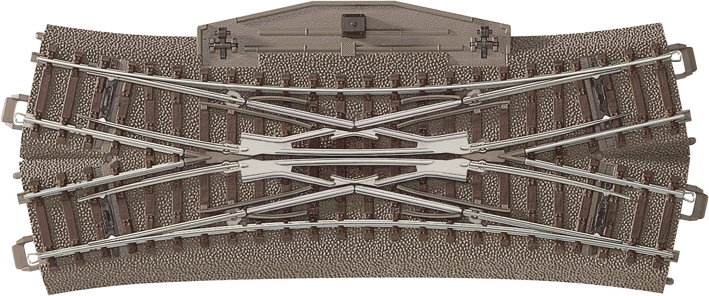 Crossing point for model railway with brown ballast and silver tracks, enabling parallel and crossing train movements.