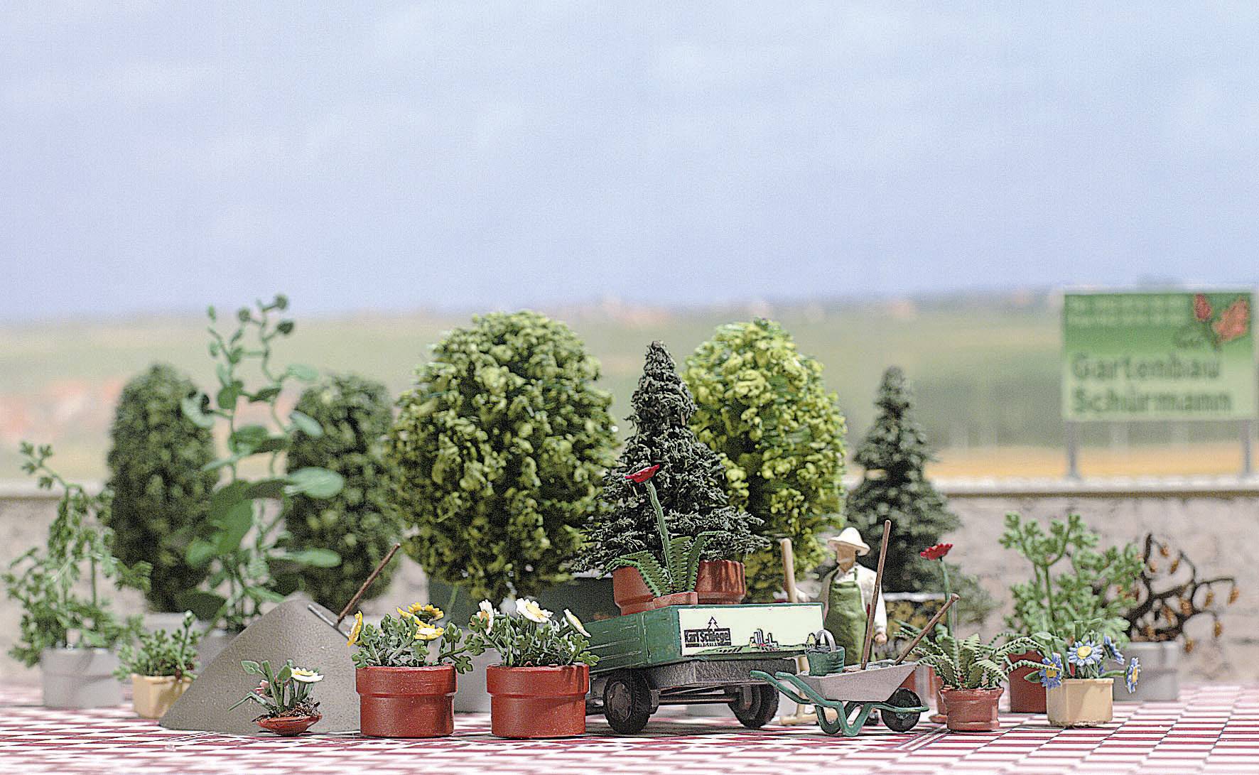 Busch 1211 HO flowers and plant tub set Assembly kit