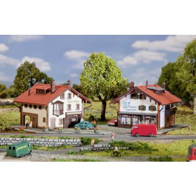 Miniature village with two buildings, one labelled 'Zum Bär', the other 'Apotheke'. Cars and people at a scale of 1:87.