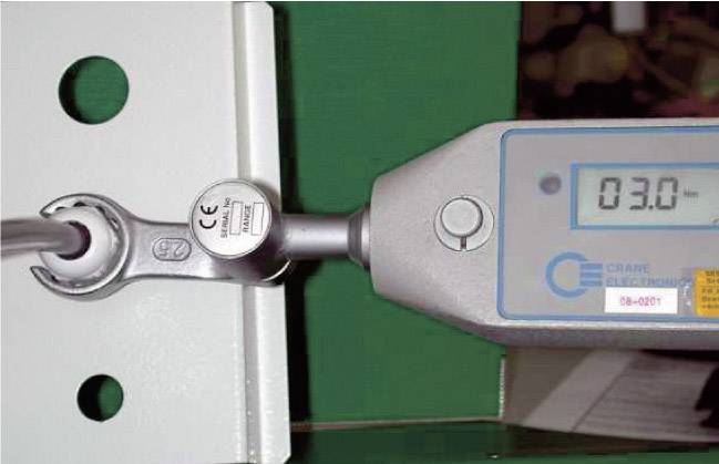 A torque wrench measures a torque of 3.0 Nm on a screw. A digital display shows the value.