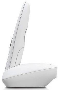 A white, ergonomic computer mouse from a side view. Ideal for comfortable working.