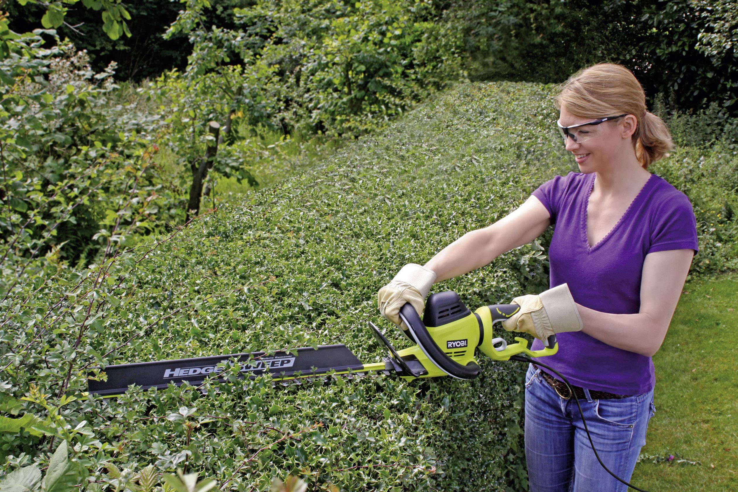 Ryobi RHT700RL Electric Hedge Trimmer with HedgeSweep™ from