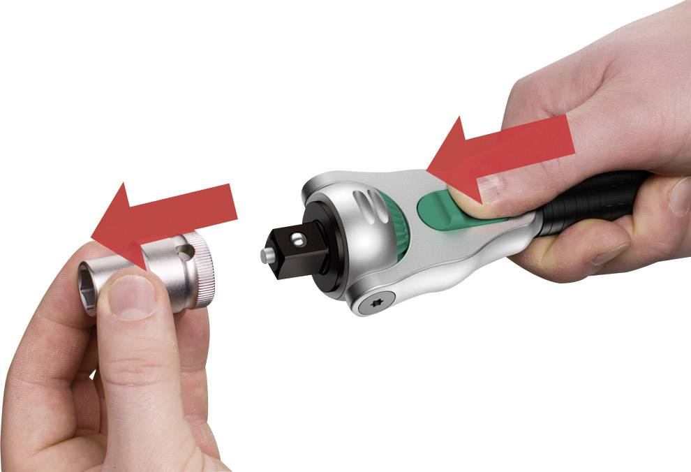 Two hands are holding a ratchet and a socket, which are aligned with each other by red arrows.