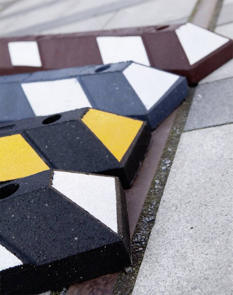 TRAFFIC-LINE Park-it Wheel Stops - 1 Piece, Recycled rubber, Wheel-stop 1800 Black/yellow,-1