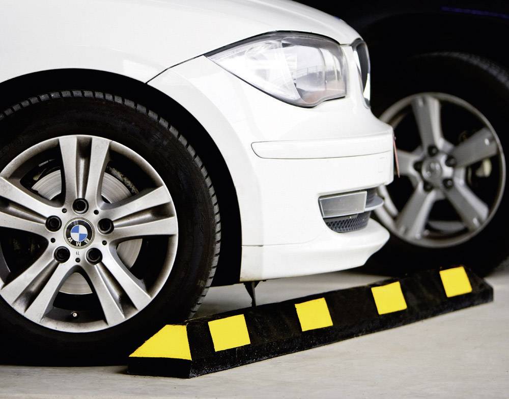 TRAFFIC-LINE Park-it Wheel Stops - 1 Piece, Recycled rubber, Wheel-stop 1800 Black/yellow,-3