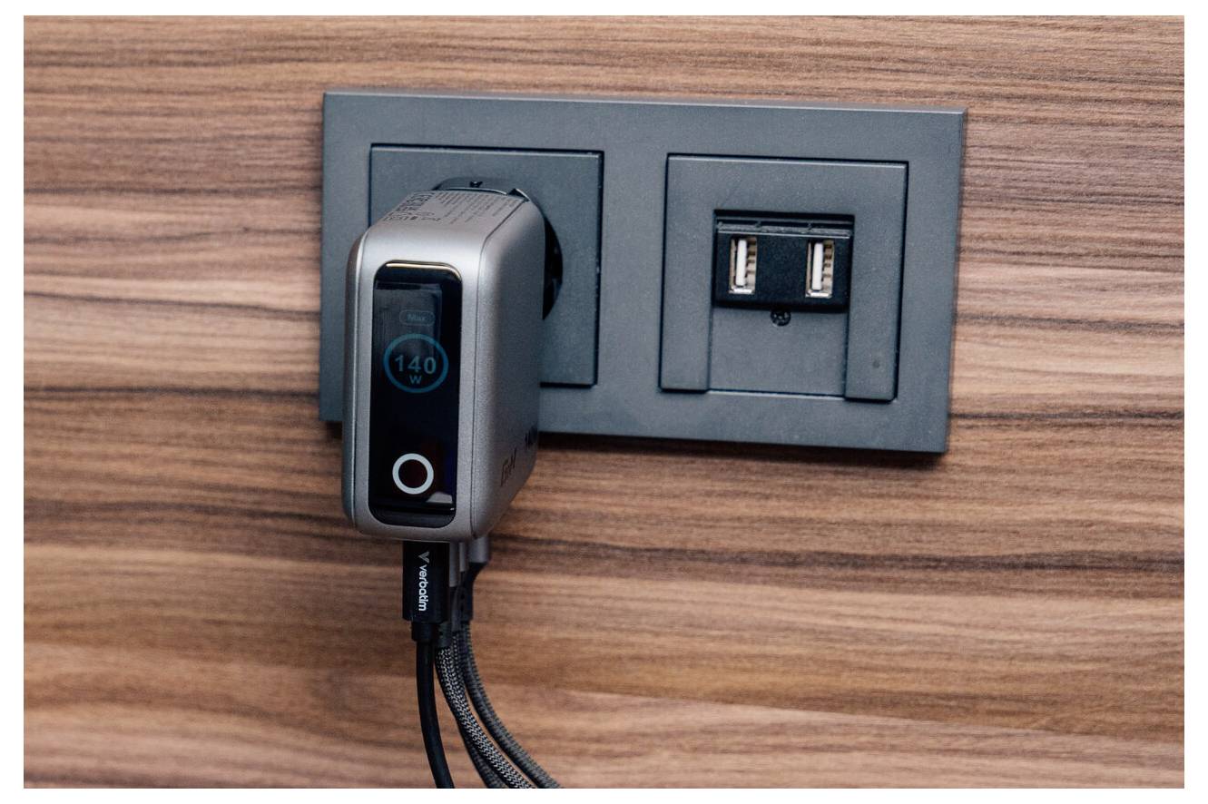 Verbatim 30240 Cargador USB 140 W QC 3.0, Power Delivery 3.0 Gris Interior GaN-4