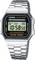 Montre digitale avec bracelet en métal, affichant 10:58. Fonctions : alarme, chronomètre, rétroéclairage. Marque : Casio.