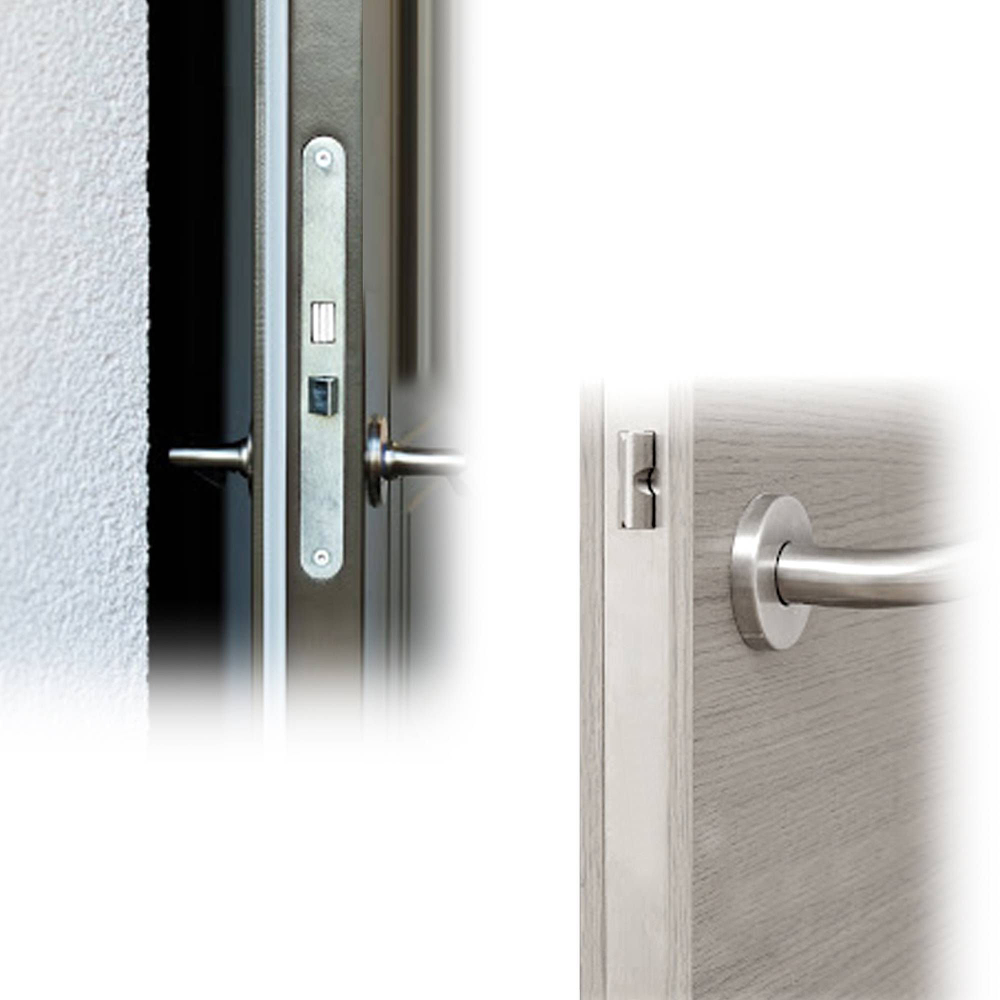 Gros plan d'une serrure de porte moderne et d'une poignée sur une porte en bois. Le détail du mécanisme de verrouillage intégré et de la poignée est visible.