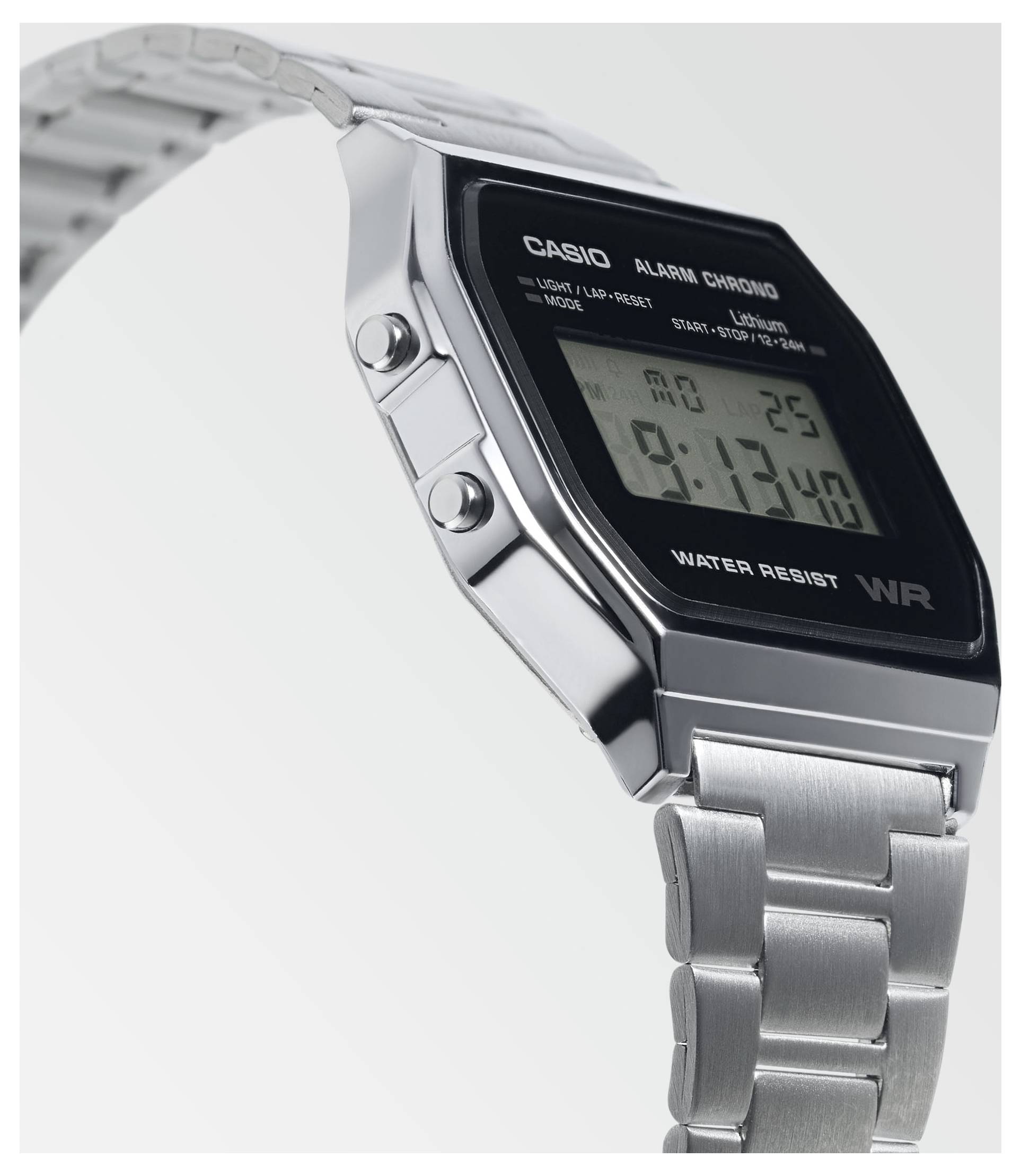 Montre numérique argentée avec bracelet en métal et cadran rectangulaire. Affiche la date 'Lun 25' et l'heure '0:13'. Marque 'Casio'.