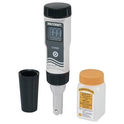 Un conductimètre portable avec un affichage numérique, à côté d'une bouteille de solution de calibrage avec un bouchon orange.