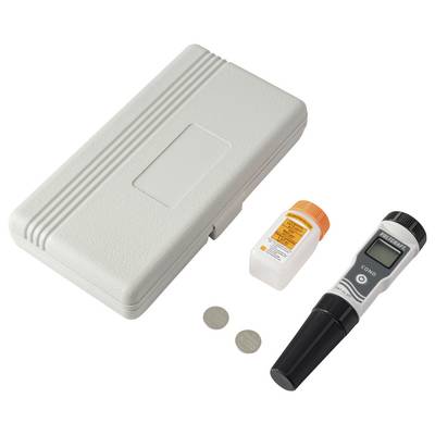 Un kit de test d'eau comprenant un compteur numérique, un petit flacon de solution, un étui de transport en plastique et deux piles bouton.